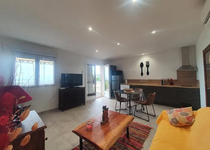 Tres Belle Vue Et Piscine Chauffee - Baccalocation